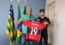 Prefeito Zé Garcia recebe em seu gabinete o Jogador do Flamengo, Michael Richard