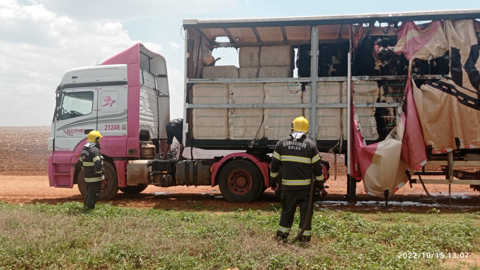 Caminhão que transportava algodão pega fogo em Jataí Mais Interior