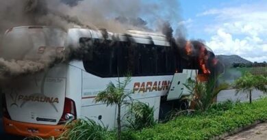 Ônibus pega fogo em frente a Barreira da Polícia Rodoviária e PMs resgatam 25 passageiros