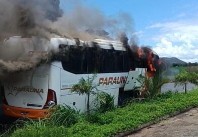 Ônibus pega fogo em frente a Barreira da Polícia Rodoviária e PMs resgatam 25 passageiros